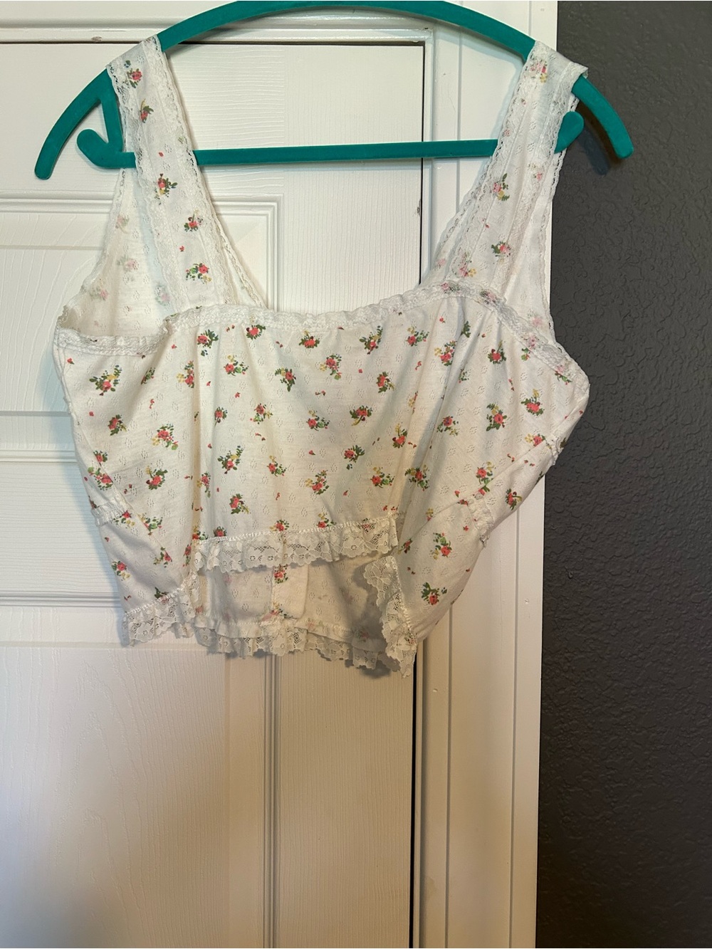 NWT POL Prairie Bloom Lace-Trim Tank Top in White with Pink & Green Floral - Picture 3 of 3